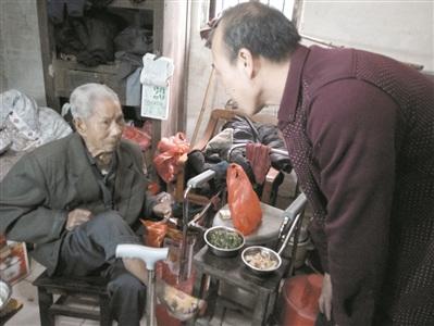 “最美送餐员”：每日行程80公里给老人送热饭菜