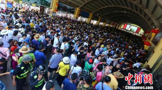 游客在景区外排队购票 陈文武 摄