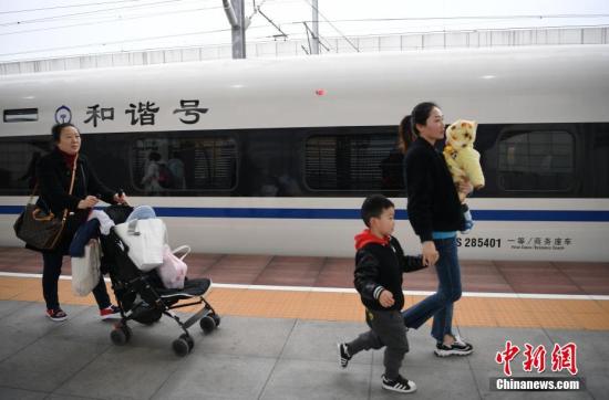 资料图：各地迎来返程客流高峰。 <a target='_blank' href='http://www.chinanews.com/'>中新社</a>记者 刘忠俊 摄
