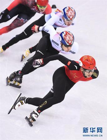 　2月22日，武大靖（下）在比赛中。当日，在江陵冰上运动场举行的2018年平昌冬奥会短道速滑男子500米决赛中，中国选手武大靖以39秒584的成绩夺冠，并创造新的世界纪录。