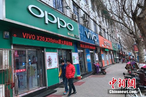 县城手机专卖店，OPPO和vivo居多。<a target='_blank' href='http://www.chinanews.com/' >中新网</a> 吴涛 摄