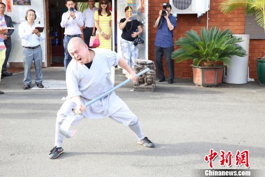 中国侨网少林武僧精彩表演。　樊南　摄