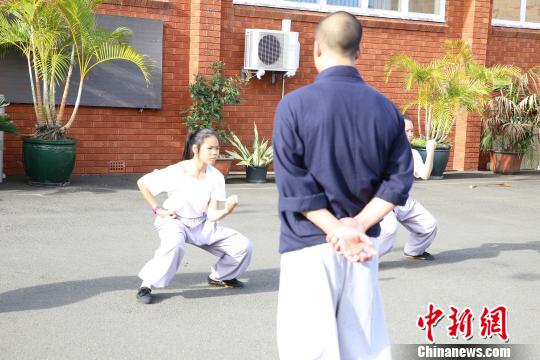 少林武僧指导悉尼当地学员习武。　樊南 摄