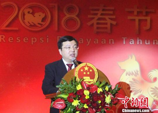 图为中国驻印尼登巴萨代总领事陈巍向与会嘉宾致以节日问候和新年祝福。　林永传 摄