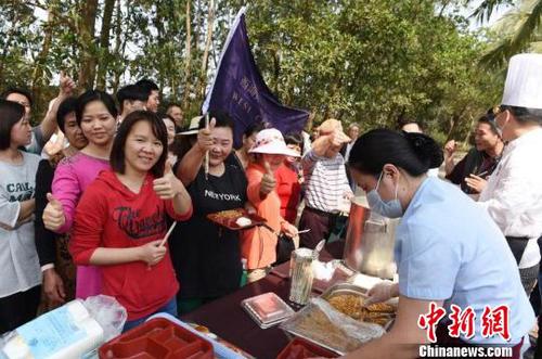 连日来，海口酒店协会47家成员单位不间断为滞留旅客供应餐饮获点赞。官方供图