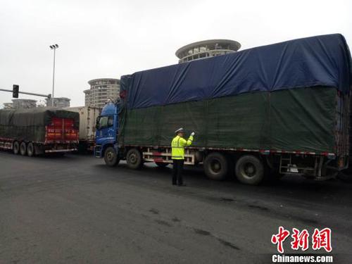 2月23日，海口公安交警在滨海大道上指挥交通。　尹海明 摄