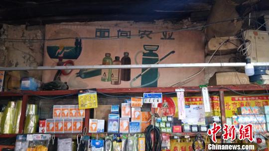店里虽然保留着老供销社原貌，但是凡能想到的生产生活用品都一应俱全，大到生产用具，小到针头线脑，有近300种家庭必备的商品。　靳晓姝 摄