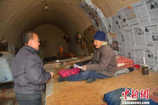 张瑞廷已经在大山里服务了45年，是周围9个自然村2000多位村民的健康守护者。　侯耀强 摄