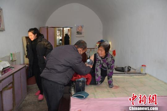 张瑞廷始终坚持“宁肯多跑十趟诊断清病，不可少去一趟延误病情”的承诺，只要电话一响就出发，坚持24小时上门服务。　侯耀强 摄