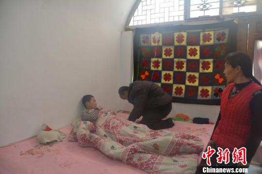 由于去县城交通不便，对于常见病，村民们都不愿意跑去县城，一个电话张瑞廷就来了。　侯耀强 摄