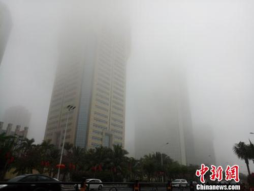 大雾笼罩海口：港口暂时停航过海车辆待渡（图）