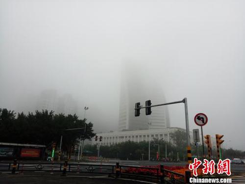 2月25日，海口市区大雾弥漫。　尹海明 摄