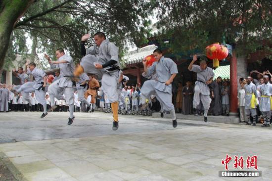 少林武僧进行武术表演。 李燕 摄