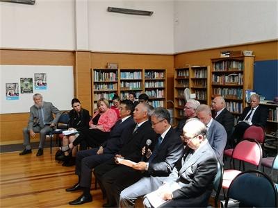 2月15日，新西兰总理阿德恩在克赖斯特彻奇市，举行2011年克市地震坎特伯雷电视台(CTV)大楼倒塌事件遇难者家属见面会。(图：中国驻新西兰驻克赖斯特彻奇总领馆网站)