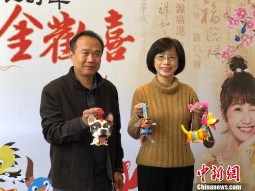 中国侨网黄雅芬（右）展示灯会上将向民众发放的环保小提灯。　陈悦　摄