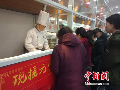 "于伯军的现场展示吸引了不少北京市民围观。<a