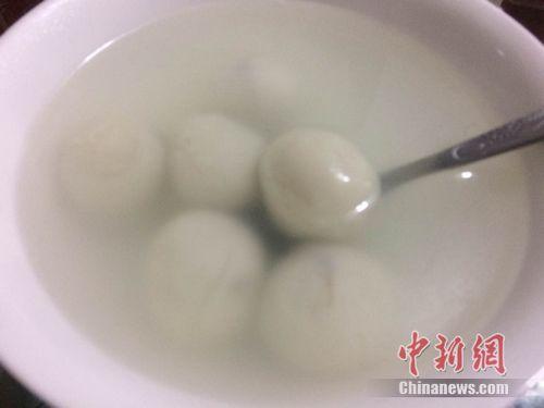 "资料图：汤圆煮制后，表面比元宵光滑，汤水相对清澈。