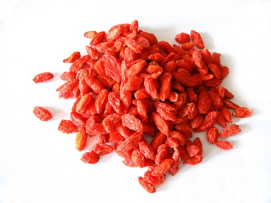  枸杞是干吃好，还是泡水好？