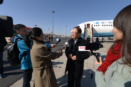 图为郑兰荪委员接受媒体采访。