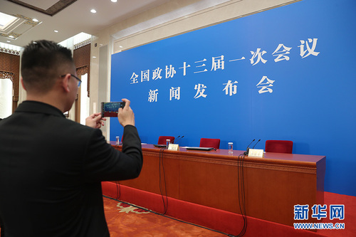 图为发布会前记者在现场拍摄