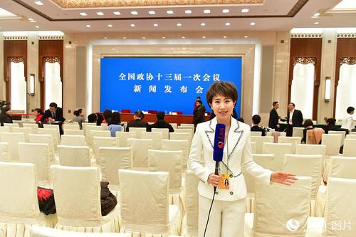 记者在全国政协十三届一次会议新闻发布会现场采访。人民网记者 于凯 摄