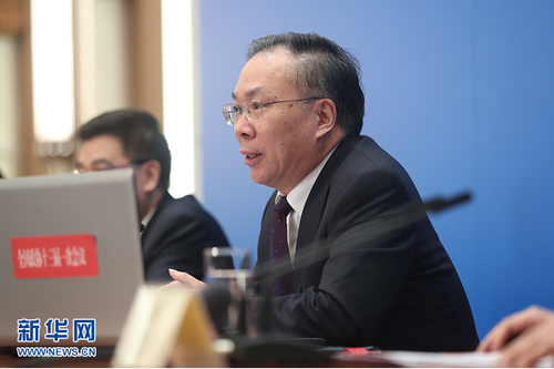 图为大会新闻发言人王国庆向中外媒体介绍本次大会有关情况