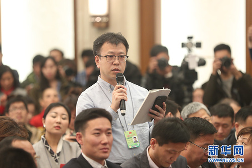 图为日本朝日新闻记者提问