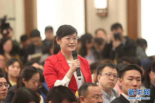 图为人民日报记者提问