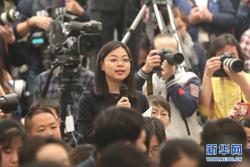 图为光明日报记者提问