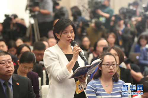 图为经济日报记者提问