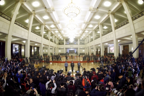 （2）全国政协委员接受采访