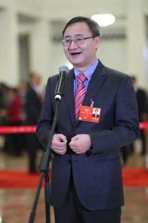 （9）全国政协委员接受采访