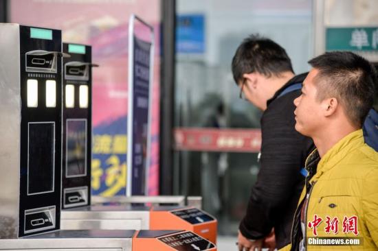 资料图：高科技投入春运，旅客“刷脸”进站。洪坚鹏 摄