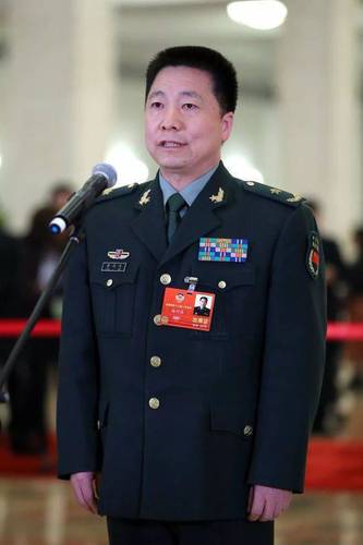 央视从不说话的女主播委员通道上教了这个手语