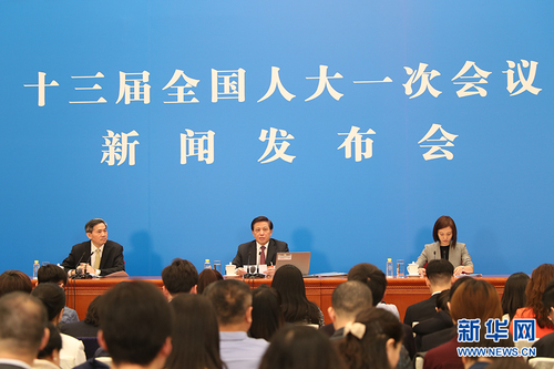 图为大会发言人回答中外记者提问。新华网中国政府网 陈杰 摄 (2)