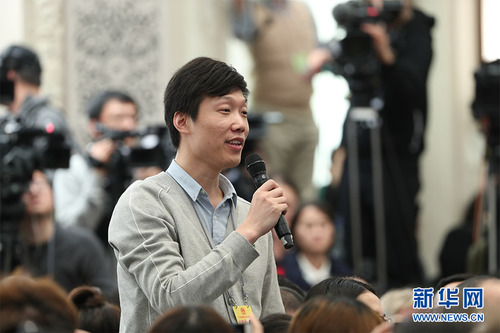 图为法制日报记者提问。新华网中国政府网 翟子赫 摄