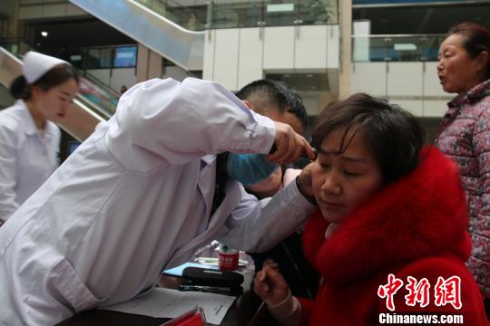 安徽耳科专家为就诊人员检查 张天峰 摄