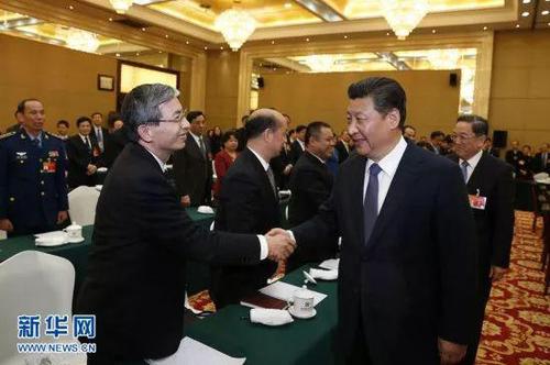2015年3月4日，习近平看望出席全国政协十二届三次会议的民革、台盟、台联委员，听取委员们的意见和建议，并发表重要讲话。 新华社记者 鞠鹏 摄