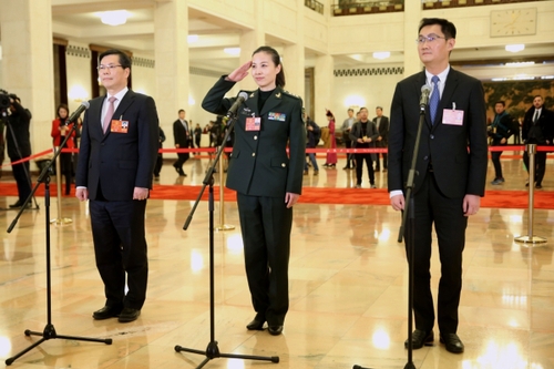 （1）全国人大代表接受采访