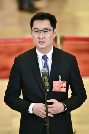 （2）全国人大代表接受采访