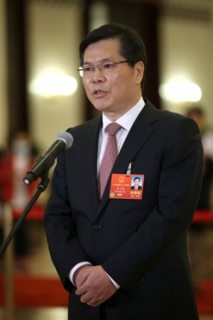 （3）全国人大代表接受采访