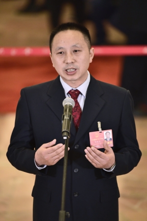 （11）全国人大代表接受采访