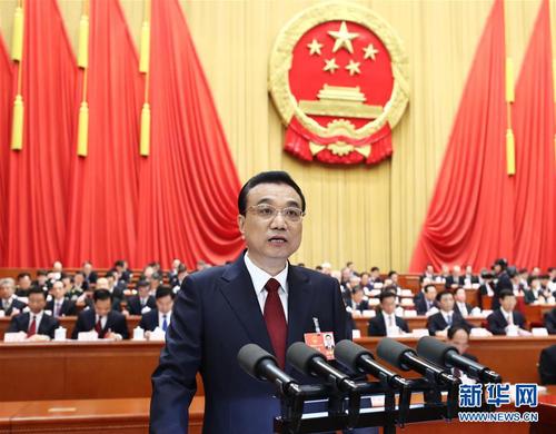 3月5日，第十三届全国人民代表大会第一次会议在北京人民大会堂开幕。国务院总理李克强作政府工作报告。 新华社 鞠鹏 摄