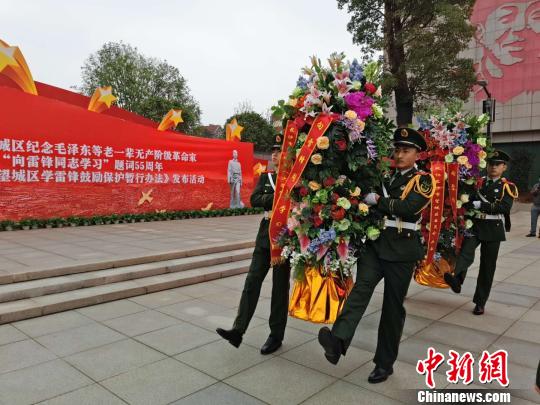 向雷锋同志塑像敬献花篮。　王昊昊 摄