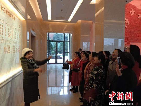退休教师陈桃英和近20名好友自发唱起了《学习雷锋好榜样》。　王昊昊 摄