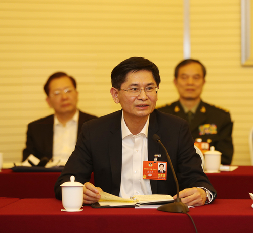 全国政协委员、广西壮族自治区政协主席蓝天立在小组讨论会上发言。覃文宇 摄