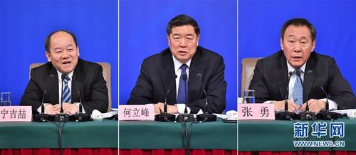 3月6日，十三届全国人大一次会议新闻中心举行记者会，邀请国家发展和改革委员会主任何立峰（中）、副主任张勇（右）、副主任宁吉喆（左）就“创新和完善宏观调控，推动高质量发展”相关问题回答中外记者提问（拼版照片）。