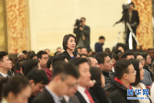 图为新华社记者提问。新华网中国政府网 翟子赫 摄