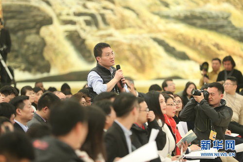 图为香港文汇报、大公报记者提问。新华网中国政府网 翟子赫 摄