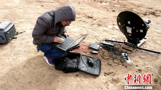 图为三江源国家公园森林公安在野外核查点位。　李永鹏　摄